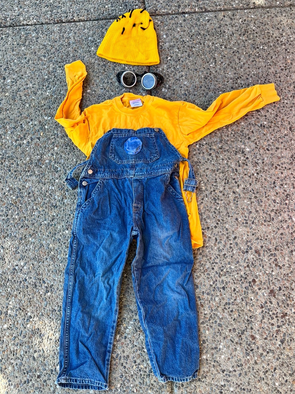 Kids Minion Costume 4 Pieces: Yellow Shirt, Oshkosh Overalls-Sz 6, Hat & Goggles